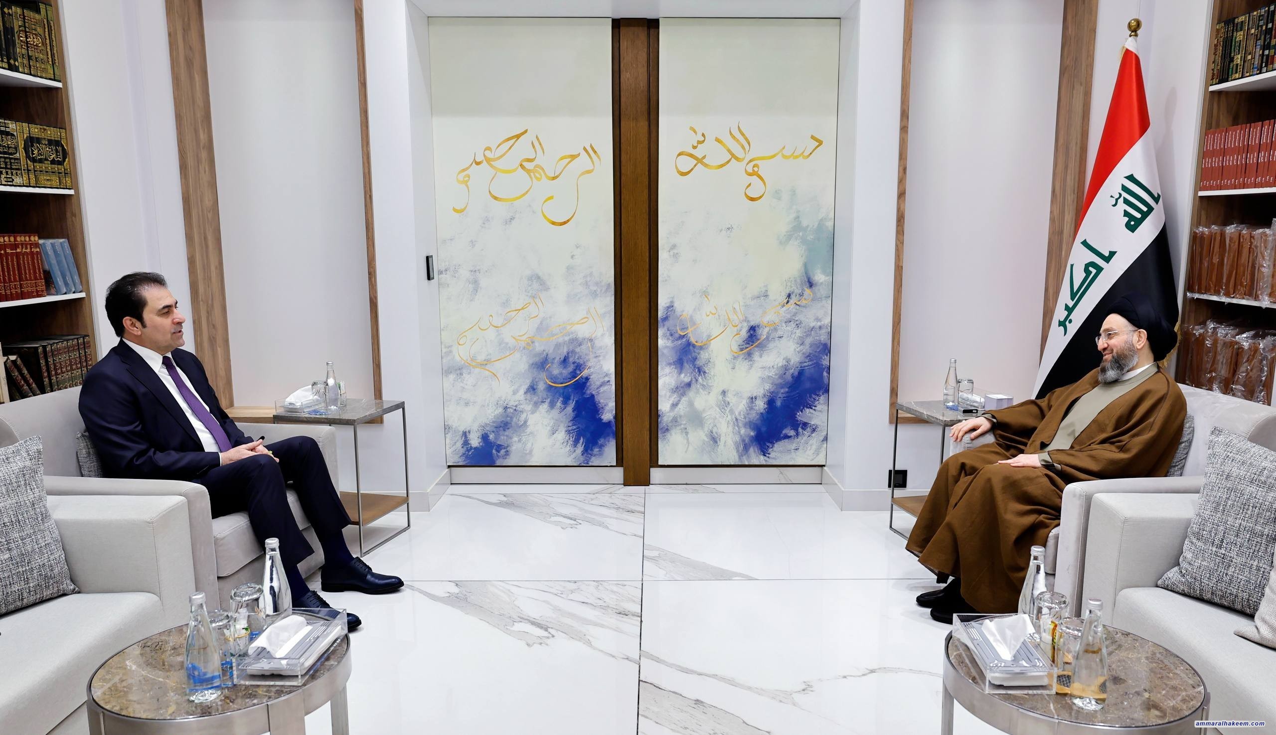 السيد الحكيم يلتقي محسن المندلاوي ويؤكد ضرورة تغليب المصلحة العامة وتحويل الوعود الانتخابية إلى برامج واقعية
