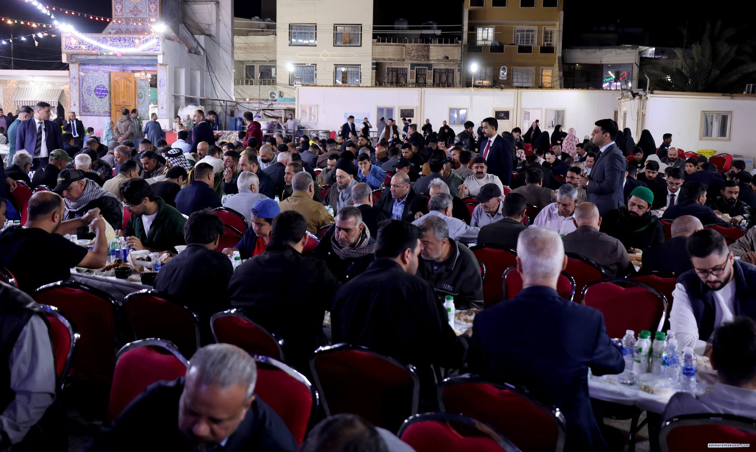 تقرير مصور .. السيد الحكيم يزور مرقد السيد أدريس الحسني (ع) في بغداد، ويشارك الزوار مأدبة الإفطار .